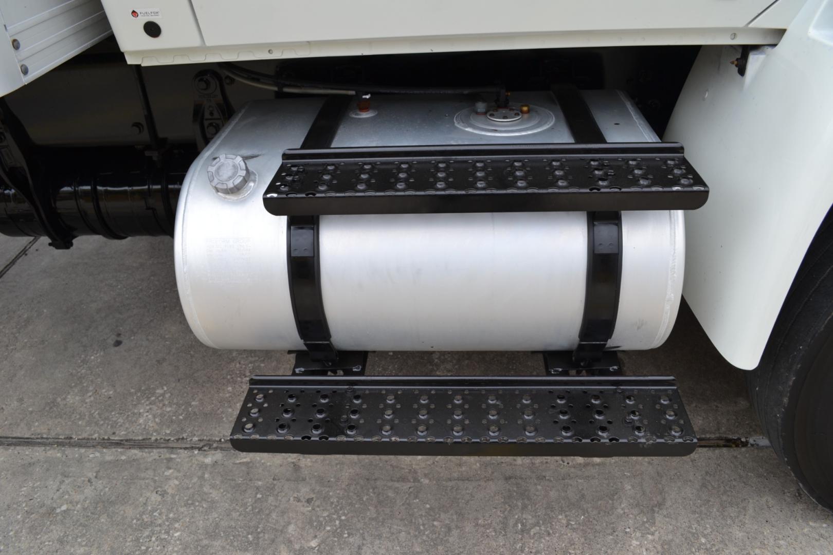 2018 WHITE /GRAY INTERNATIONAL 4400 with an CUMMINS L9 8.9L 300HP engine, ALLISON 3000HS AUTOMATIC transmission, located at 9172 North Fwy, Houston, TX, 77037, (713) 910-6868, 29.887470, -95.411903 - 33,000LB GVWR CDL REQUIRED, 28FT BOX, 13FT CLEARANCE, HEIGHT 103" X WIDTH 102", 3,500LB ALUMINUM LIFT GATE, E TRACKS, ALUMINUM WHEELS, DUAL 40 GALLON FUEL TANKS , COLD A/C - Photo#12